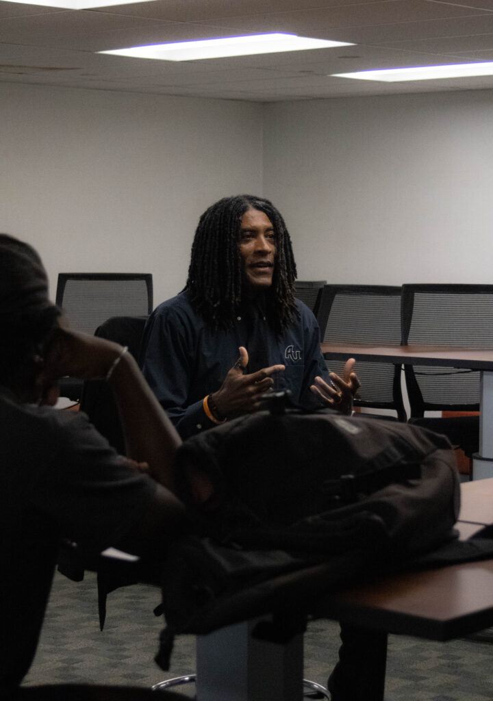 Brian 'B' Martin talking with students in IdeAU lab